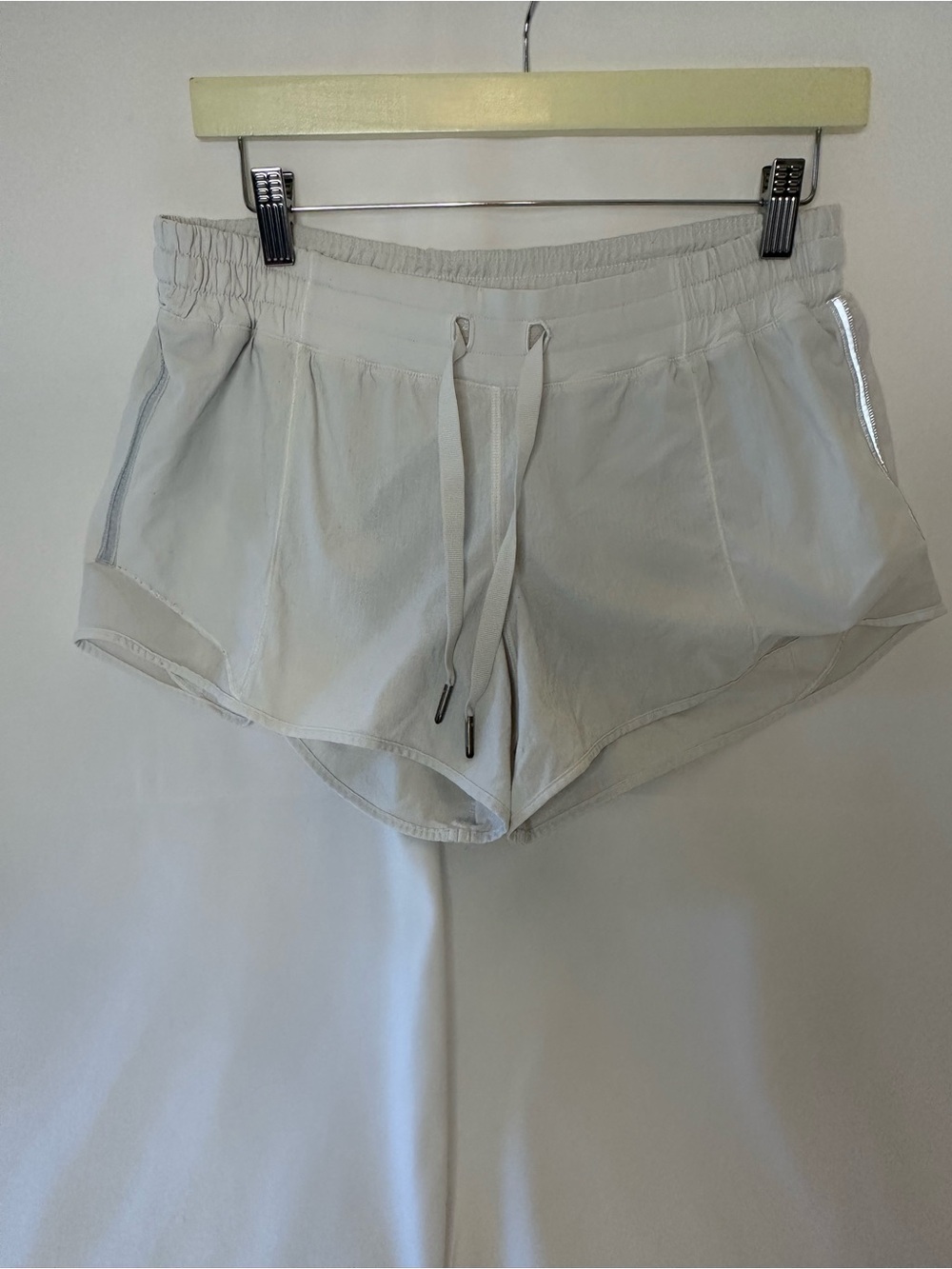 Lululemon Hotty Hot High-Rise Lined Shorts 2.5 White Size 6 LW7AHRT P60218